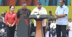 Presiden Prabowo Subianto menyampaikan pidato di hadapan buruh yang menggelar peringatan Hari Buruh 2025 di Monas, Jakarta, pada Kamis, 1 Mei 2025. (Sumber: YouTube/Sekretariat Presiden)