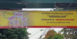 Spanduk penolakan tempat hiburan malam "Helen's Night Mart" dibuka di sebuah hotel di kawasan Srengseng Sawah, Jagakarsa, Jakarta Selatan. (Sumber: Poskota/Ali Mansur)