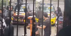Viral massa demo Hari Buruh terekam tengah merusak mobil polisi di Bandung pada Kamis, 1 Mei 2025. (Sumber: Tangkap layar Instagram/@medsoszone)
