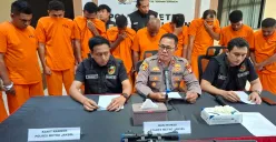 Kasie Humas Polres Metro Jakarta Selatan, Kompol Murodih (Tengah), dalam konferensi pers yang menghadirkan barang bukti senjata laras panjang senapan angin dan tersangka bentrok di kemang. (Sumber: Poskota/Angga Pahlevi)