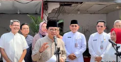 Gubernur Jakarta, Pramono Anung, usai meninjau perencanaan pembangunan pagar pembatas antara rumah penduduk dan rel kereta api di RT 11 RW 03 Cideng, Gambir, Jakarta Pusat, Jumat 2 Mei. (Sumber: Poskota/Pramono Anung)