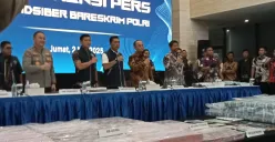 Kabareskrim Polri, Komjen Wahyu Widada menjelaskan salah satu alasan kenapa judi online bisa mewabah di Indonesia dalam konferensi pers pada Jumat, 2 Mei 2025. (Sumber: Poskota/Nurpini Aulia)