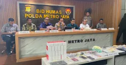Polda Metro Jaya dan Satgas Pasti gelar konferensi pers terkait kasus investasi bodong Rp18,3 miliar di Mapolda Metro Jaya, Jumat, 2 Mei 2025. (Sumber: Poskota/Primayanti Manulu)