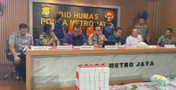 Kabid Humas Polda Metro Jaya, Kombes pol Ade Ary Syam Indradi (tengah) meyampaikan pemaparannya saat gelar perkara pencucian uang di Mako Polda Metro Jaya, Jumat, 2 Mei 2025. (Sumber: Poskota/Primayanti Juli Kumala Manalu)