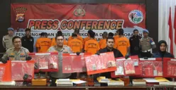 Kapolresta Serang Kota Kombes Yudha Satria didampingi Kastresnarkoba dan Kasihumas menunjukkan barang bukti narkoba dalam konferensi pers. (Sumber: Poskota/Rahmat Haryono)