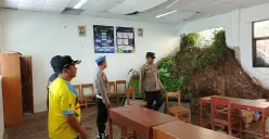 Personel Polsek Lebakgedong, Kabupaten Lebak, meninjau lokasi bencana longsor di SMPN 3 Satap Lebakgedong. (Sumber: Dok. Warga)