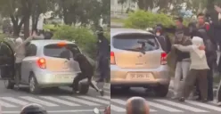Mobil yang melintas milik ibu-ibu dirusak oleh segerombolan pria berpakaian hitam saat memperingati Hari Buruh atau May Day di Kota Makassar. (Sumber: Tangkap Layar Instagram/@medsoszone)