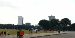 Sejumlah warga kembali memadati kawasan Monas sehari setelah acara May Day, Jumat, 2 Mei 2025. (Sumber: Poskota/Nurpini Aulia Rapika)