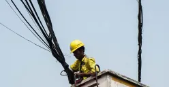 Ilustrasi petugas menata kabel semrawut. (Sumber: Poskota/Bilal Nugraha Ginanjar)