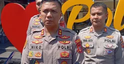 Kapolres Cimahi AKBP Niko Nurullah Adi Putra, berikan penjelasan kepada wartawan di Mapolres Cimahi, Jalan Amir Machmud, Jumat, 2 Mei 2025. (Sumber: Poskota/Gatot Poedji Utomo)