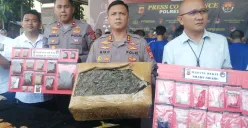 Kapolres Cimahi AKBP Niko Nurallah Adi Putra (tengah), menunjukan barang bukti ungkap kasus narkoba selama bulan April 2025, di Mapolres Cimahi, Jumat 2 April 2025. (Sumber: Poskota/Gatot Poedji Utomo)