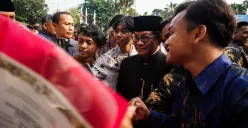 Gubernur Jakarta Pramono Anung membagikan ijazah untuk 117 siswa, Jumat, 2 Mei 2025. Saat ini, total sebanyak 488 siswa telah menerima ijazah dari program pemutihan yang bernilai Rp 1,6 Miliar. (Sumber: Poskota/Bilal Nugraha Ginanjar)
