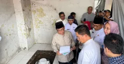 Gubernur Jakarta Pramono Anung saat tinjau pemasangan tangki Septic Biopal Tipe 3A di Cideng, Jakarta Pusat, Jumat 2 Mei 2025. (Sumber: Poskota/Pandi Ramedhan)