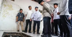 Gubernur DKI Jakarta Pramono Anung berbincang dengan warga saat meninjau permukiman padat penduduk di kawasan Cideng, Jakarta, Jumat, 2 Mei 2025. (Sumber: Poskota/Bilal Nugraha Ginanjar)