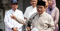 Gubernur Jakarta Pramono Anung berbincang dengan warga di permukiman padat penduduk kawasan Cideng, Jakarta, Jumat, 2 Mei 2025. (Sumber: Poskota/Bilal Nugraha Ginanjar)