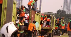 DLH DKI Jakarta Kerahkan Para Petugas untuk membersihkan seluruh area Monas pada acara May Day, Kamis 1 Mei 2025, Pukul 15:00 WIB. (Sumber: DLH Jakarta)