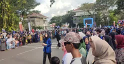 Ribuan masyarakat Lebak menyambut kedatangan warga adat Baduy dalam Seba ke Pendopo Bupati, Jumat, 2 Mei 2025. (Sumber: Poskota/Samsul Fatoni)