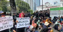 Ratusan warga Kampung Kebon Sayur, Kapuk, Cengkareng, Jakarta Barat, kembali berunjuk rasa di depan Balai Kota, Jakarta Pusat, Jumat 2 Mei 2025. (Sumber: Poskota/Pandi Ramedhan)