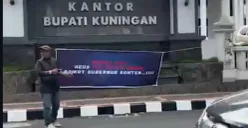 Sejumlah jurnalis Kuningan melakukan aksi protes terhadap Gubernur Jawa Barat Dedi Mulyadi. (Sumber: Capture Instagram @Kuninganoke19)
