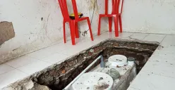 Keadaan septic tank di rumah warga di Kali Cideng. (Sumber: Poskota/Nurpini Aulia Rapika)