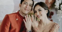 Valerie Tifanka dan Iptu Mochammad Andhika dalam balutan busana pengantin adat Jawa saat momen sakral ijab kabul, 3 Mei 2025. (Sumber: Instagram/@mochammadhika)