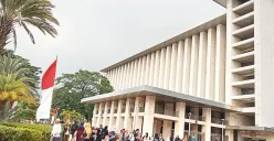 Warga membanjiri halaman masjid Istiqlal untuk dapat masuk ke pameran persaudaraan Arab Saudi-Indonesia, Sabtu, 3 Mei 2025. (Sumber: Poskota/Nurpini Aulia Rapika)