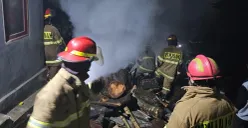Petugas Damkar Kota Depok memadamkan api yang membakar pabrik tahu di Jalan Haji Umar 1, RT 01 RW 05, Kelurahan Tirtajaya, Kecamatan Sukmajaya, Sabtu, 3 Mei 2025, dini hari. (Sumber: Damkar Kota Depok)