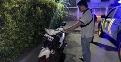Barang bukti sepeda motor milik pelaku tawuran di Ciputat Timur rusak karena tabrak tiang listrik dan saat kabur dari kejaran polisi. (Sumber: Polsek Ciputat Timur)