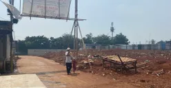 Sebanyak 13 rumah dan bangunan di gang Kebon Sayur, Kapuk, Cengkareng, Jakarta Barat rata tertimbun tanah, Sabtu, 3 Mei 2025. (Sumber: Poskota/Primayanti Juli Kumala Manalu)