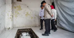 Gubernur Jakarta, Pramono Anung saat meninjau SPALD di permukiman padat penduduk di kawasan Cideng, Jakarta, Jumat, 2 Mei 2025. (Sumber: Poskota/Bilal Nugraha Ginanjar)