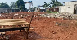 Rumah dan Bangunan terlihat rata ditimbun tanah merah di gang Kebon Sayur, Kapuk, Kecamatan Cengkareng, Jakarta Barat pada Sabtu, 3 Mei 2025. (Sumber: Poskota/Primayanti Juli Kumala Manalu)