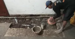 Pemasangan Septic Tank di dalam rumah Syatif dan Eti, warga Kali Cideng, Gambir, Jakarta Pusat. (Sumber: Poskota/Nurpini Aulia Rapika)