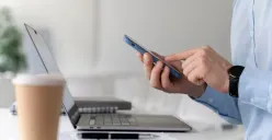 Begini cara cek legalitas aplikasi pinjol. (Sumber: Freepik)