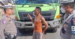 Personel Satlantas Polres Serang meminta sopir angkutan tanah di jalan raya Cirabit. (Sumber: Dok. Satlantas Polres Serang)