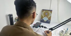 Serang ustaz mengajar Al-Quran secara online. (Sumber: Poskota/Gatot Poedji Utomo)