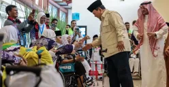 Presiden Prabowo Subianto bercengkrama dengan calon jemaah haji disela-sela peresmian Terminal Khusus Haji dan Umrah di Bandara Internasional Soekarno-Hatta pada Minggu, 4 Mei 2025. (Sumber: Capture Instagram Prabowo Subianto)
