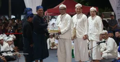 Gubernur Banten Andra Soni menerima laksa Laksa dari Jaro Tanggungan 12 Saidi Putra sebagai ungkapan ketaatan pada pemerintahan dan rasa syukur atas hasil panen yang melimpah. (Sumber: Pemprov Banten)