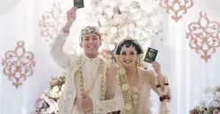 Resmi Menikah dengan Iptu Mochammad Andhika, Valerie Tifanka Pukau Publik Lewat Pernikahan Adat Jawa. (Sumber: Instagram/@valtifanka)