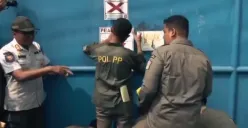 CV Sentosa Seal terancam denda Rp50 juta dan sanksi pidana usai langgar Perda Jatim. Satpol PP segel ulang gudang (Sumber: X/@Hanz1843454)