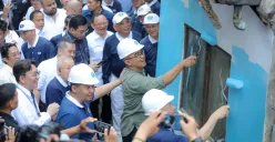 Wali Kota Bandung, Muhammad Farhan saat ikut memperbaiki rumah tidak layak huni. (Sumber: Dok. Diskominfo Kota Bandung)