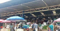 Sejumlah pedagang di Los C, Pasar Induk Kramat Jati, Jakarta Timur, buka suara soal isu sepinya pasar. Mereka menegaskan bahwa bukan keberadaan Pedagang Kaki Lima (PKL) atau pungutan liar (pungli). (Sumber: Poskota/Nurpini Aulia Rapika)