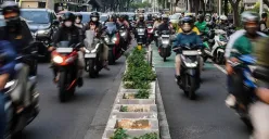 Sejumlah pengendara sepeda motor melintas di jalur pengguna sepeda di kawasan Jalan Jenderal Sudirman, Jakarta, Rabu, 30 April 2025. (Sumber: Poskota/Bilal Nugraha Ginanjar)