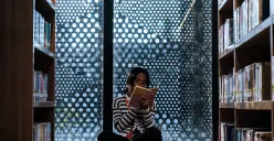 Pengunjung memilih berbagai koleksi buku untuk dibaca di Perpustakaan Jakarta, Taman Ismail Marzuki (TIM), Jakarta, Minggu, 4 Mei 2025. (Sumber: Poskota/Bilal Nugraha Ginanjar)
