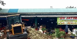 Sejumlah titik di pasar induk Kramat jati dipenuhi dengan tumpukan sampah yang menjulang tinggi. Selain menimbulkan bau tak sedap, genangan air memperparah kondisi pasar tersebut. (Sumber: Poskota/Nurpini Aulia Rapika)