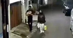 Sepasang kekasih tinggalkan bayi di kontrakan Jatinegara. Bayi ditemukan warga, dibawa ke puskesmas lalu ke panti. (Sumber: Capture @warungjurnalis)