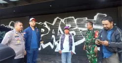 Sejumlah aparat dan perangkat desa mendatangi kantor World App di Jalan Juanda, Bekasi Timur, Kota Bekasi, Senin, 5 Mei 2025. (Sumber: Poskota/Nurpini Aulia Rapika)