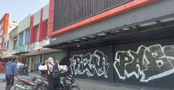 Suasan di depan kantor aplikasi World App di kawasan Bekasi Timur, Kota Bekasi, Senin, 5 Mei 2025. (Sumber: Poskota/Nurpini Aulia Rapika)