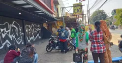 Sejumlah warga sudah berkumpul di kantor aplikasi world App Jl. Juanda, Bekasi Timur sejak Senin, 5 Mei 2025, pagi hari. (Sumber: Poskota/Nurpini Aulia Rapika)