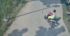 Tersangka MA terekam kamera cctv saat membawa kabur motor Honda Vario di Perum Ciujung Damai, Desa Kendayakan, Kecamatan Kragilan, Kabupaten Serang. (Sumber: Dok. Satreskrim Polres Serang)