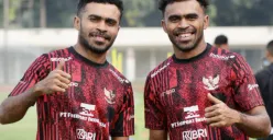 Yakob dan Yance Sayuri saat membela Malut United di Liga 1 2024. Kedua pemain asal Kepulauan Yapen ini dikabarkan ingin hengkang demi ambisi meraih trofi juara. (Sumber: Dok/Malut United)
